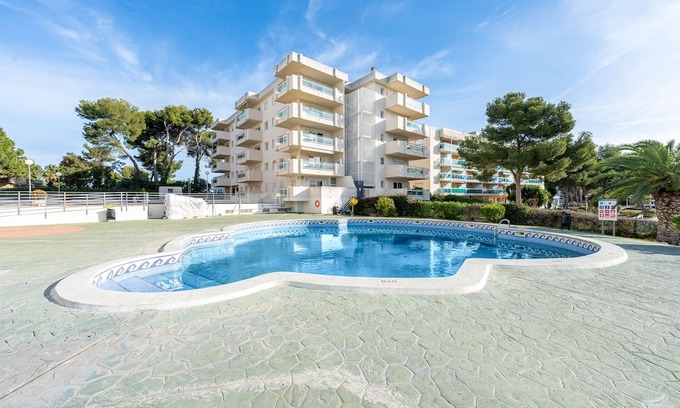 Cap de Salou Apartamento | Apartment 'Lovely' with Shared Pool, Private Terrace and Air Conditioning