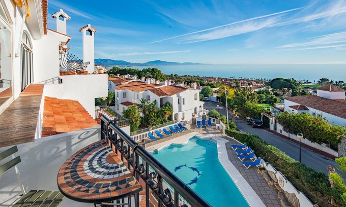 Puerto de la Duquesa Apartamento | Apartment 'Hacienda Guadalupe' with Sea View, Wi-Fi and Air Conditioning