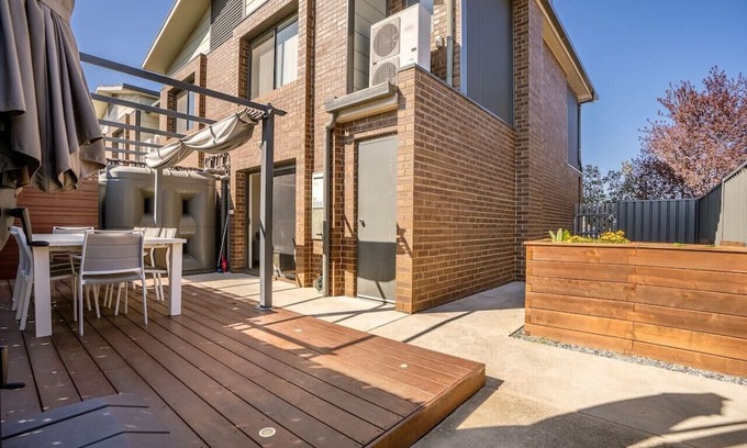 Queanbeyan East Casa | 2-Storey Townhouse in the heart of Queanbeyan