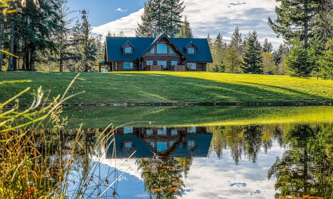 Courtenay Casa | Spacious Canadian dream log home with your own private oasis in Seal Bay area.