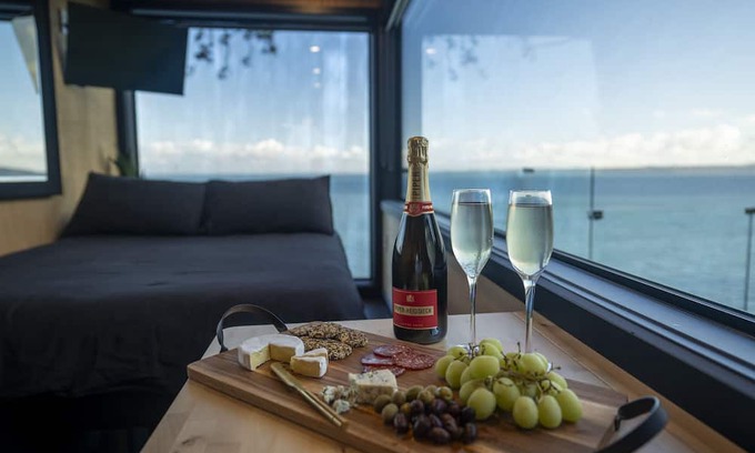 Laingholm Cabina | Clifftop Seaview Seduction