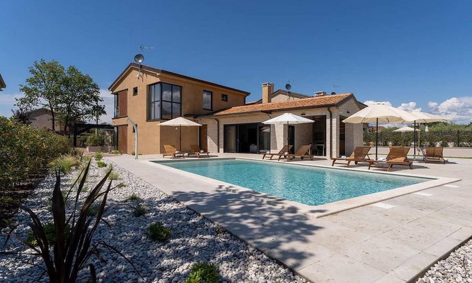 Kadumi Casa | Villa Pedena, modern villa for 8 guests with pool and wellness only 6 km from the town of Porec and