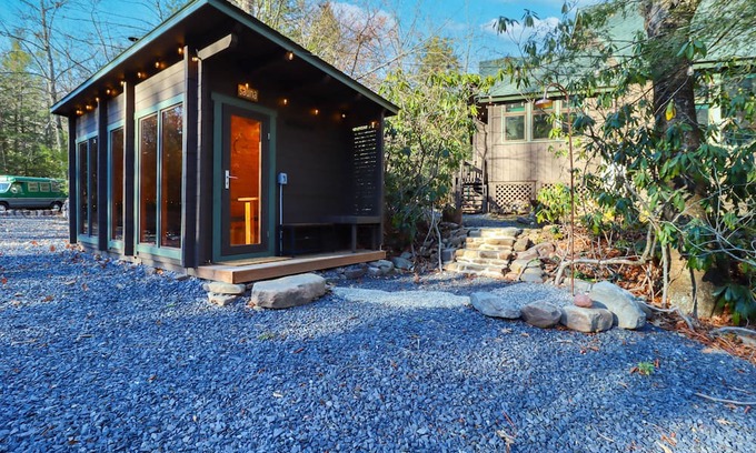 Tannersville Cabina | Creekside Tannersville Cabin: 2 Acres & Hot Tub!