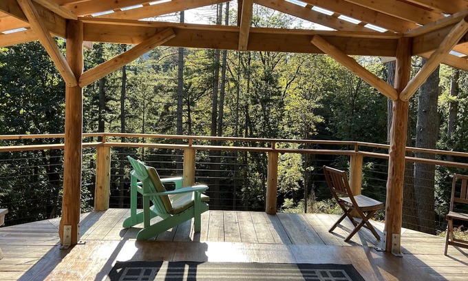 Bowen Island Cabina | 38 Acres of Rainforest! Charming Group Cabin on Tranquil Xenia Retreat Centre