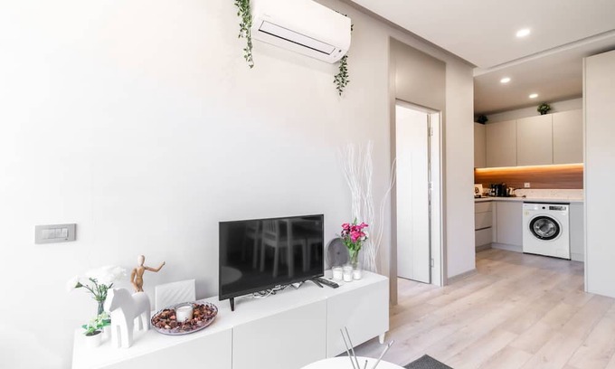 Lara Apartamento | Central Studio w Balcony 10 min to Lara Beach