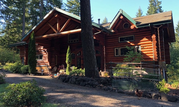 Eugene Casa | Spectacular log lodge on 5 acres of parkland 10 minutes from Eugene town