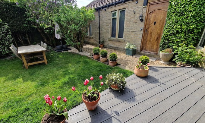 Rastrick Cabaña | Superb 2-bedroomed Briar Cottage Guest Suite in Norwood Green, Halifax