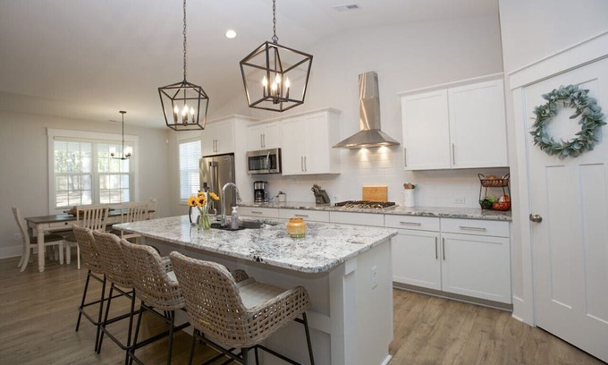 Aberdeen Casa | Sleeps 8! on Highway 5