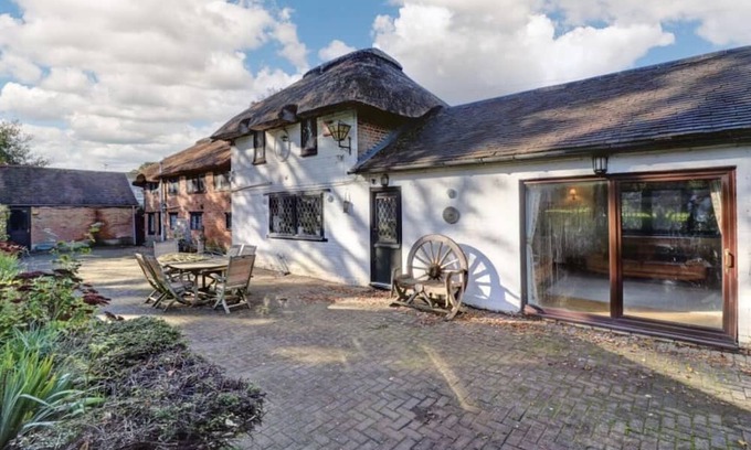 Waterlooville Casa | 15th Century Thatched Cottage with Pool