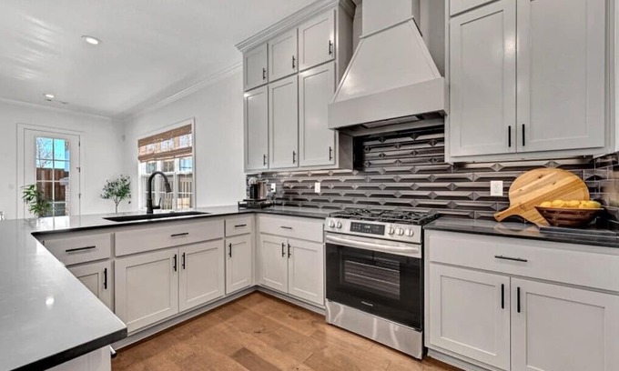 Bentonville Casa | New Furnished Home 4BR 2B Lg K, close to Corp and Region offices.