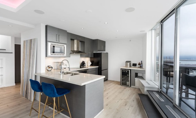 Gastown Apartamento | NY Style Penthouse with Private Hot Tub