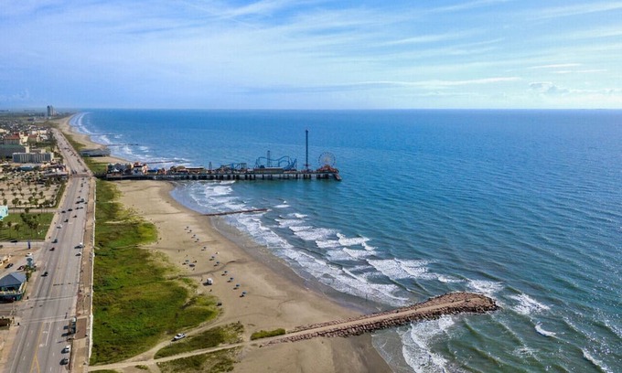 San Jacinto Casa | Historic Galveston 1900s charmer in prime location