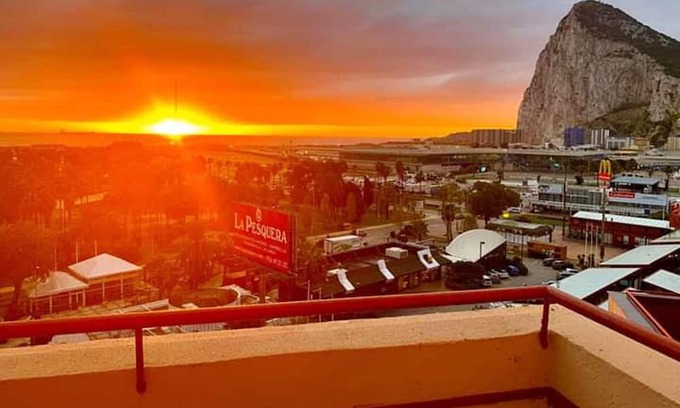 La Linea de la Concepcion Apartamento | Homerez - Appartement 500 m away from the beach for 5 ppl. with sea view
