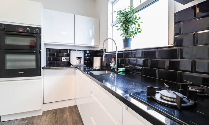 Leyton Casa | Exquisite Spacious 7BR Residence in Prime London