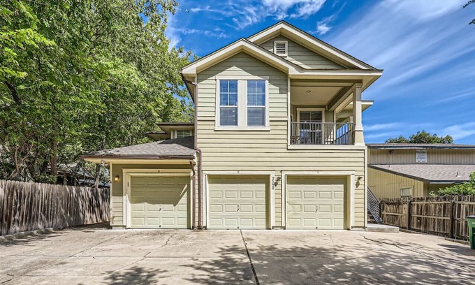 North Loop Casa | New Listing! 3/2 Centrally located Close to DT!