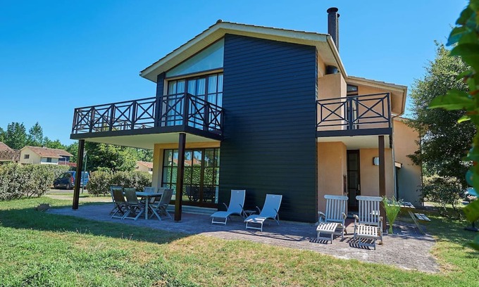 Salles Villa | Chalet en una reserva natural con castillo