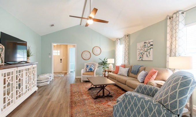 Valdosta Casa | Charming Bungalow- Sleeps 8, Close to Moody AFB/Freedom Park & Pet Friendly!