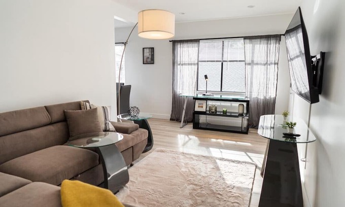 NoHo Arts District Apartamento | COZY URBAN RETREAT: NEWLY REMODELED 1BR NOHO APARTMENT w/ FENCED PATIO (p60)