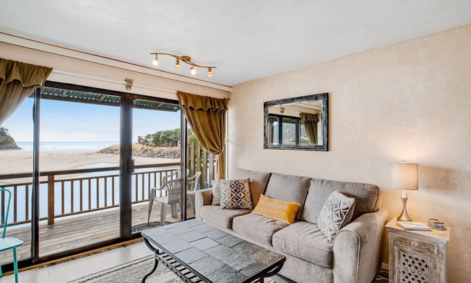 Neskowin Condominio | Oceanfront, dog-friendly condo with Proposal Rock view, balcony & beach access