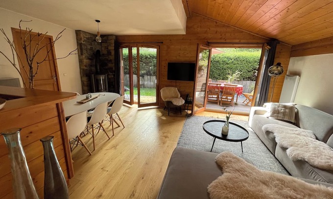 Les Praz-de-Chamonix Apartamento | Chalet Apartment With Garden and Free Parking, Opposite ski Lift and Golf Course