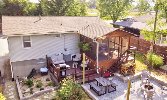 Columbia Casa | South central 4 bedroom house 3 minutes from Faurot Field! Its close and quiet.