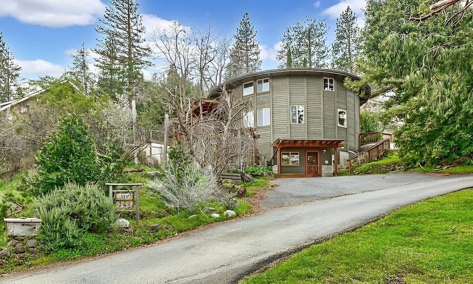 Ashland Casa | Monthly Single family house just blocks to Ashland's downtown