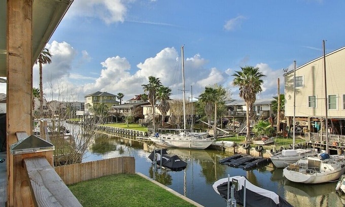 Clear Lake Shores Casa | Spacious, stylish & steps from the action—perfect for your next group getaway