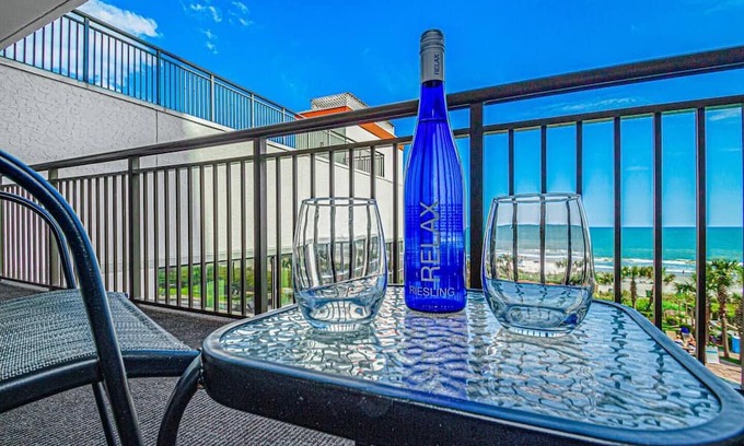 Myrtle Beach Condominio | Breathtaking Oceanfront Suite at Grand Cayman