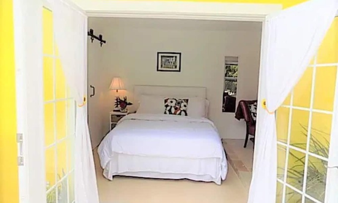 Hendricks and Venice Isles Cabaña | Charming 1-bedroom Cottage in downtown FT. Lauderdale with pool and backyard.