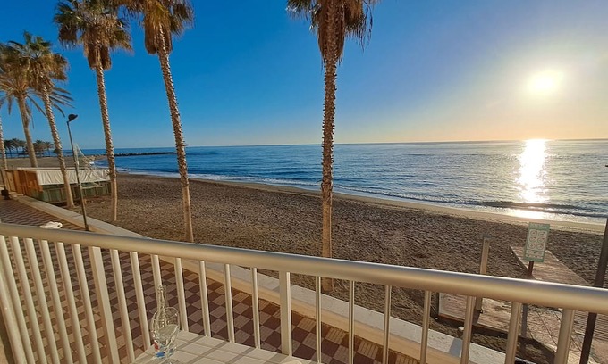Torrenueva Apartamento | Apartment 'Frente Al Mar Y A Pie De Playa' with Balcony, Wi-Fi and Air Conditioning