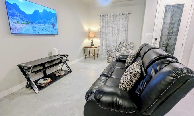 Las Cruces Casa | Modern 2BR/2BA + Office Home Walk to Red Hawk Golf Club, Near NMSU & White Sands