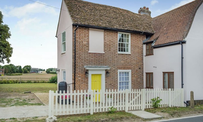 Frinton-on-Sea Cabaña | Pretty cottage with lovely views over open countryside close to the coast.