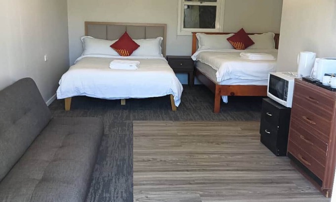 Kawaha Point Chalet De Esquí | 2 double and 1 sofa beds garden chalet, 7C Salisbury Road, Rotorua