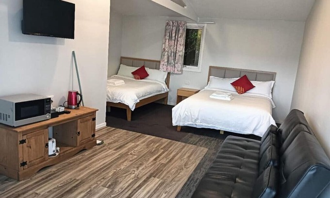 Kawaha Point Chalet De Esquí | 2 double and 1 sofa beds garden chalet, 7D Salisbury Road, Rotorua