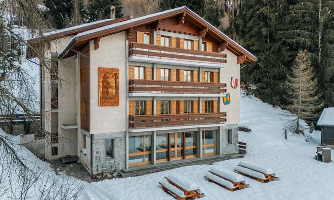 Les Mayens-de-Sion Chalet De Esquí | Chalet with Stunning Mountain Views