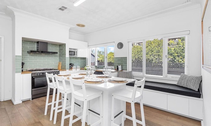 Bassendean Casa | Family-friendly stay featuring spacious lawn