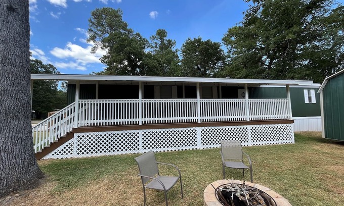 Pointblank Cabina | Charming 2-bedroom 2-bath cabin in Point Blank with lake access