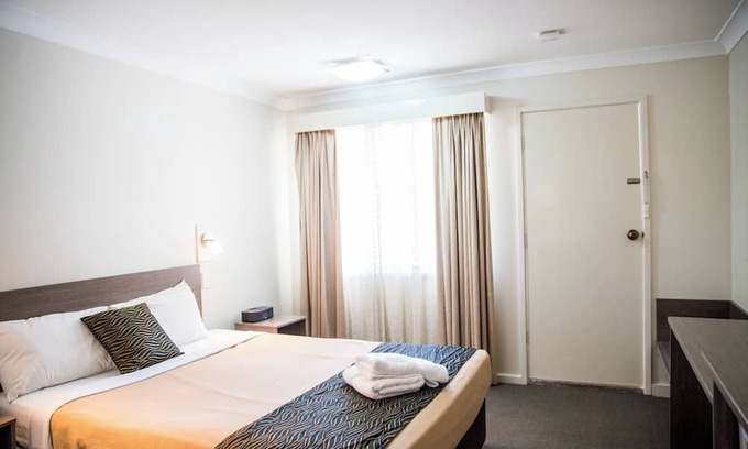 Goulburn Cama Y Desayuno | Lilac City Motor Inn 2 Bedroom Interconnect 9/10