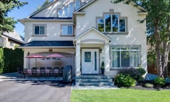 South Pandosy Casa | Boyce-Gyro Beach Retreat (Right across from the beach!)