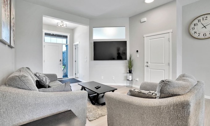 Southeast Calgary Casa | New Stylish 6BR/8BD/4.5BT/Ac/Remote Work/Games/Lake Access