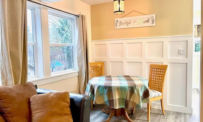 Vida Cabina | Charming cabin with river access & AC in Blue River - perfect for a getaway