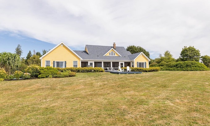 Stratford Casa | Yellow Beach House – Beachfront 4BR Retreat
