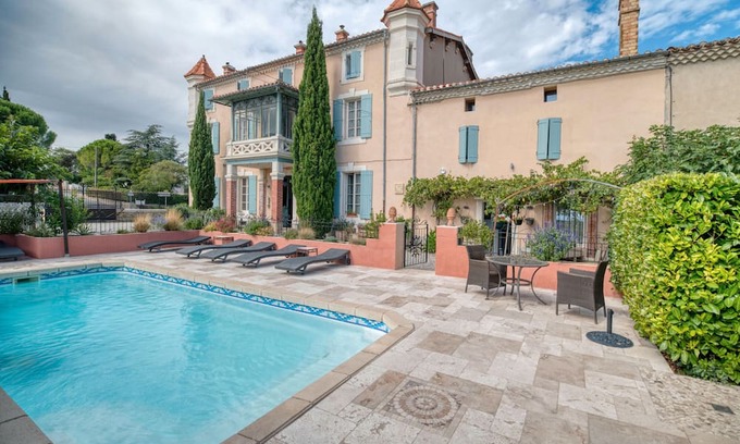 Souilhanels Otro | Holiday Home 'Château' with Mountain View, Balcony and Wi-Fi