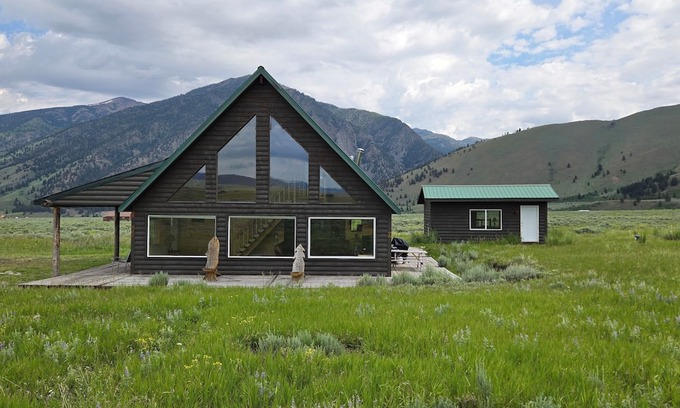 Cameron Cabina | Enchanting 3-bedroom cabin in Cameron Near Yellowstone National Park.