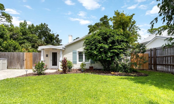 Ridge Wood Heights Hotel | Private, Quiet, Family Friendly, 5 min from Siesta Key