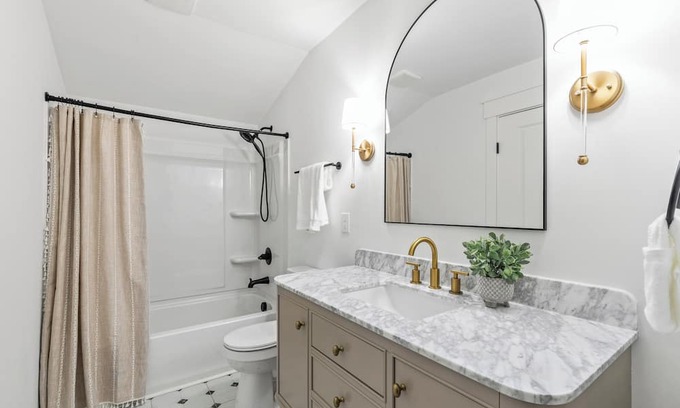 Louisburg Casa | Elegant Retreat for 12 in Louisburg