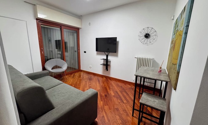 Modugno Apartamento | Independent apartment relaxing area mezzanine floor facing the station Modugno