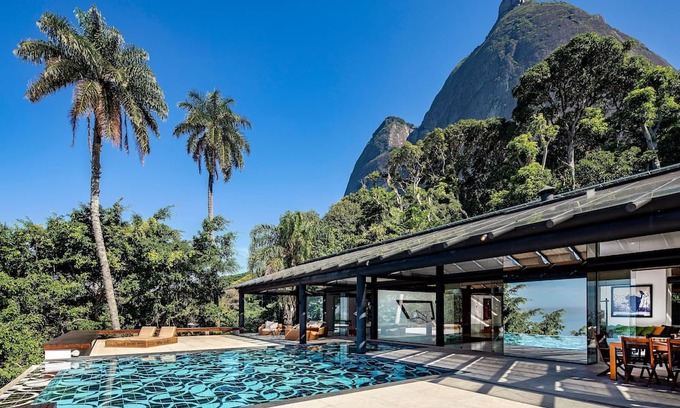Sao Conrado Villa | ADV004 Villa for 10 with view on the beach