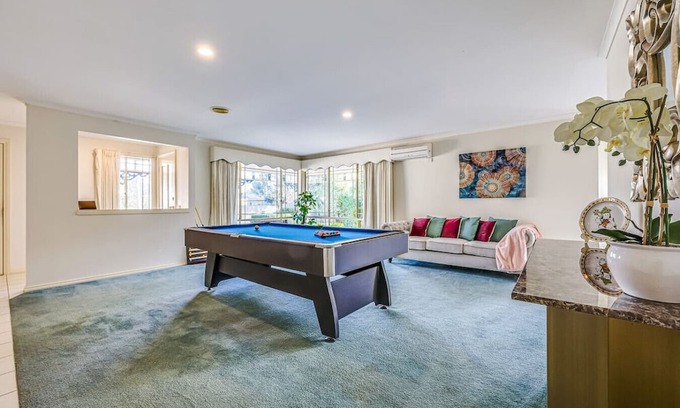 Cranbourne Casa | StayAU Family Retreat w/Pool Table in Cranbourne