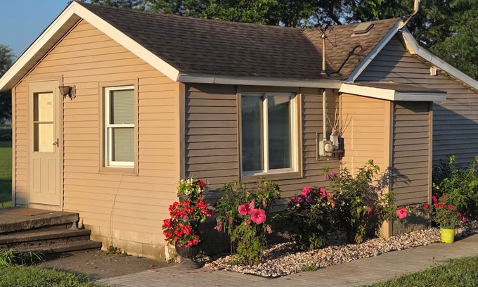 Leroy Casa | Quaint Country Home with Hot Tub